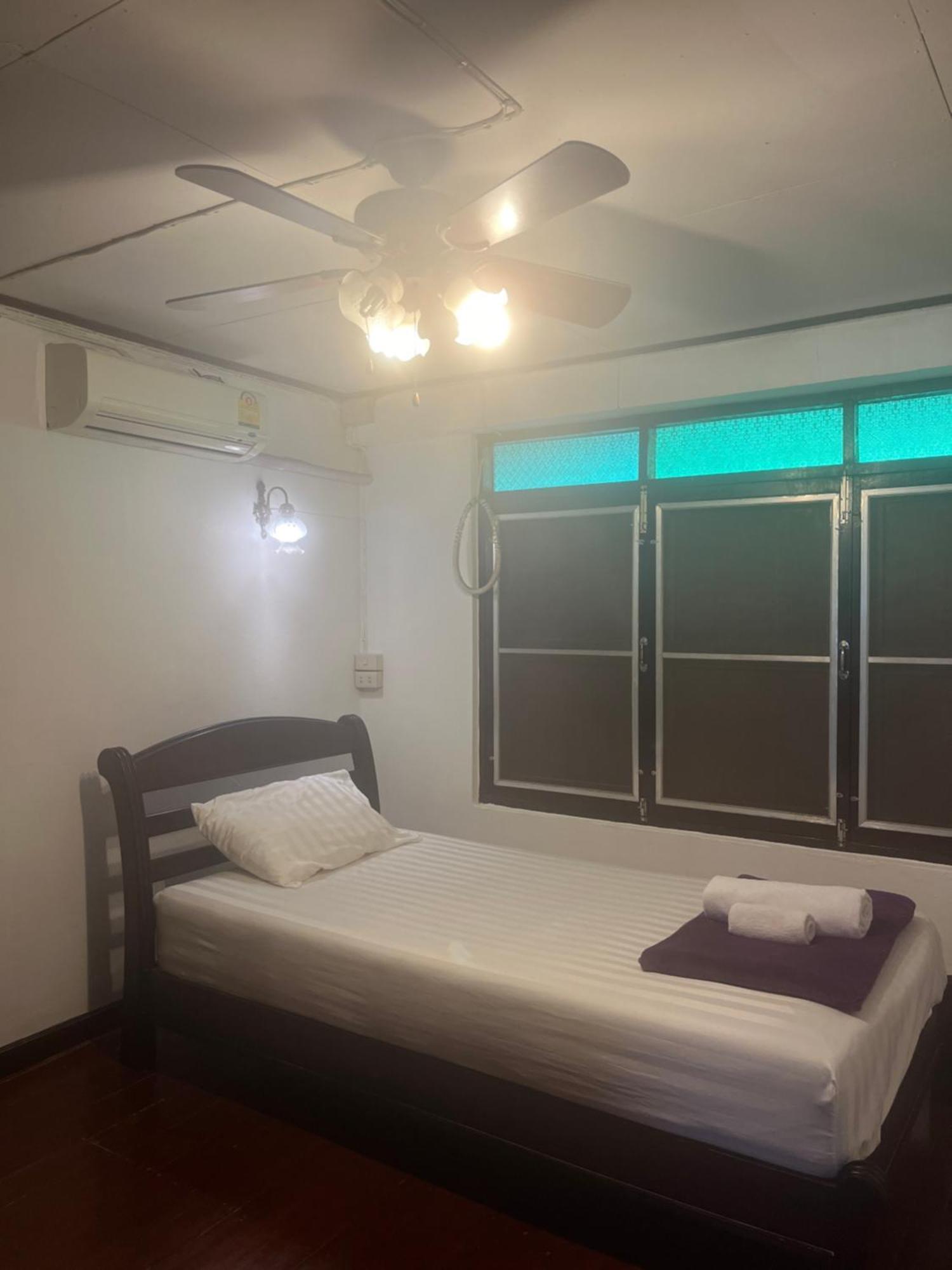 Tata Guesthouse Чиангмай Экстерьер фото