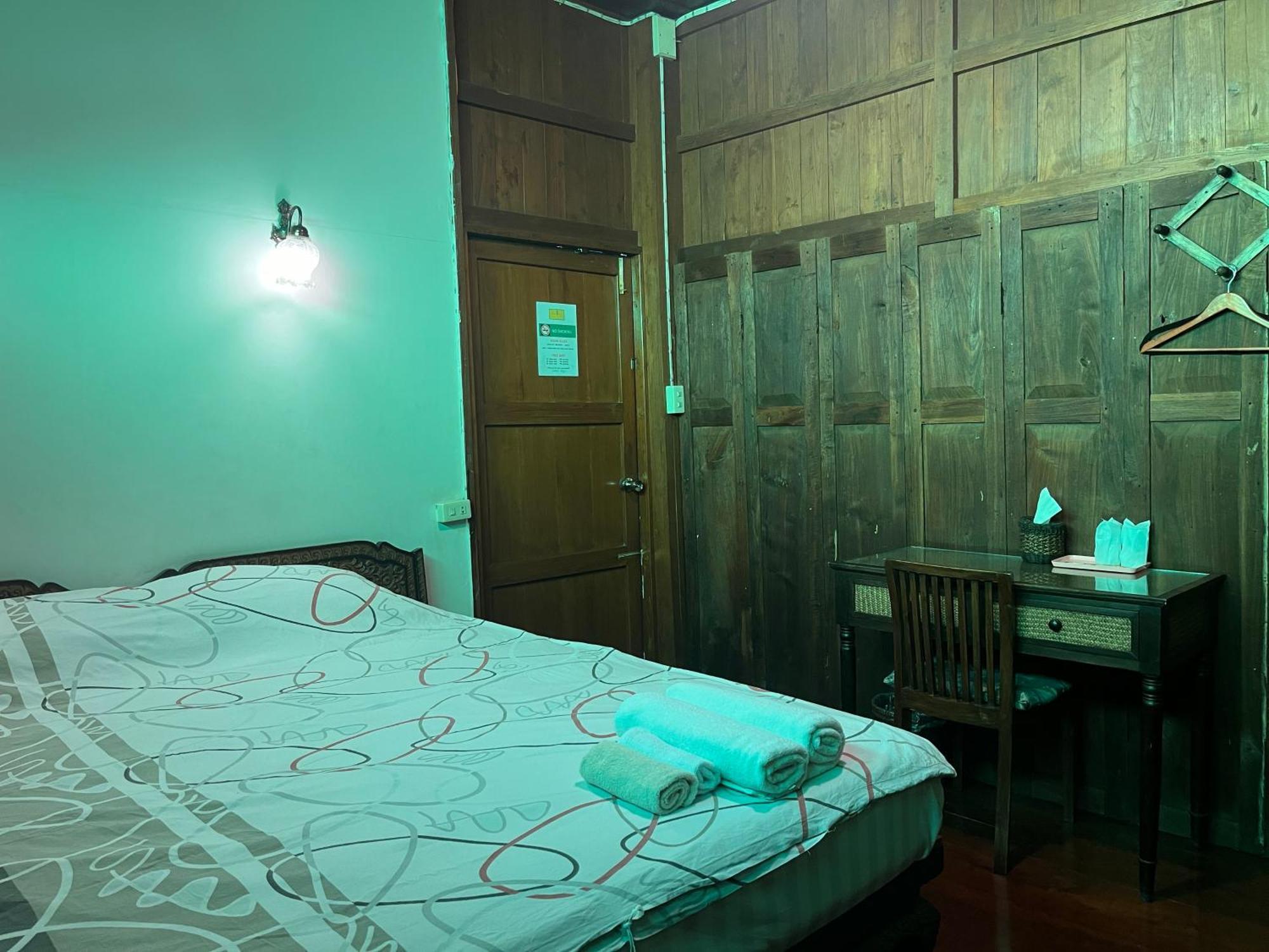 Tata Guesthouse Чиангмай Экстерьер фото