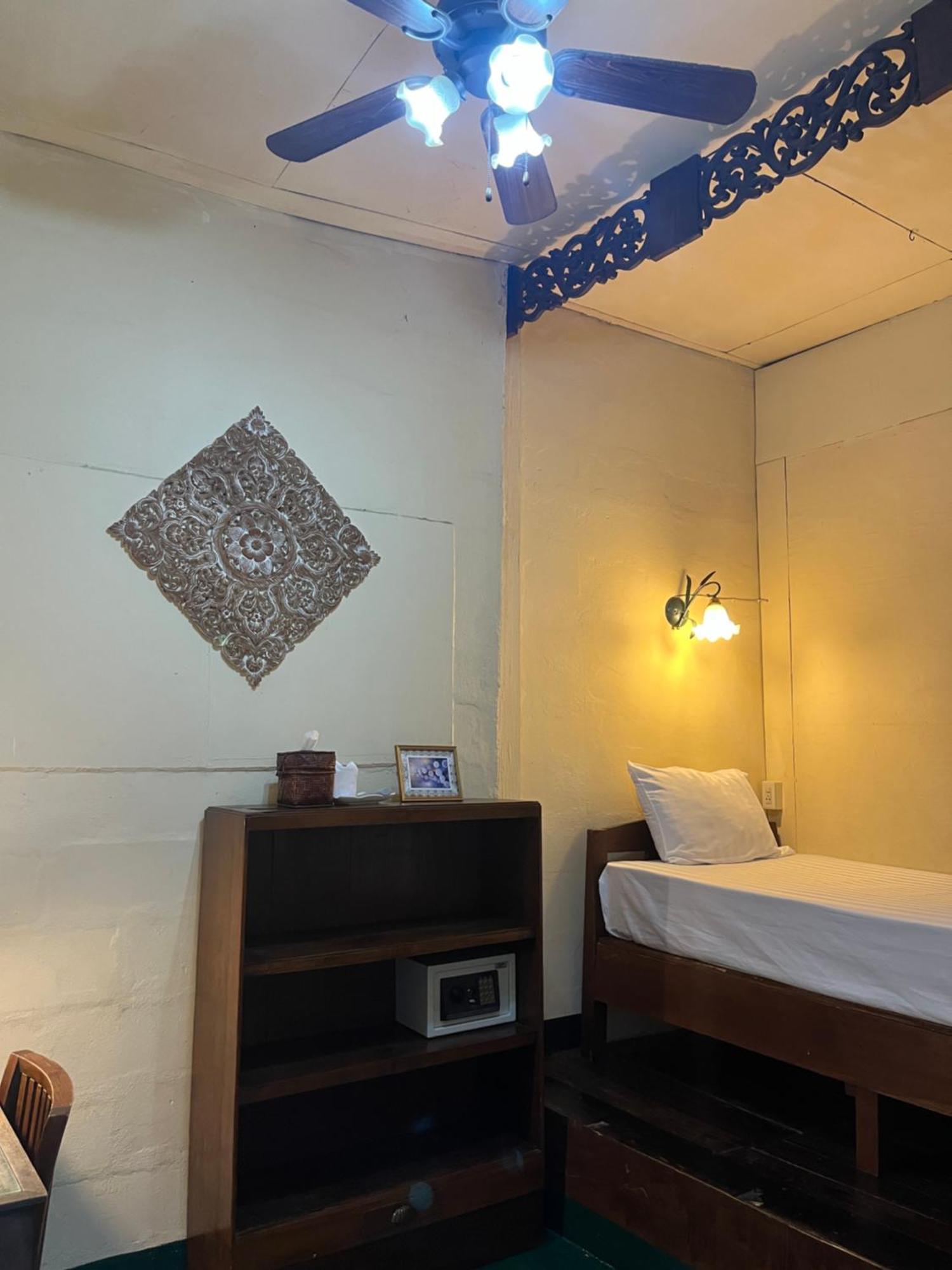 Tata Guesthouse Чиангмай Экстерьер фото